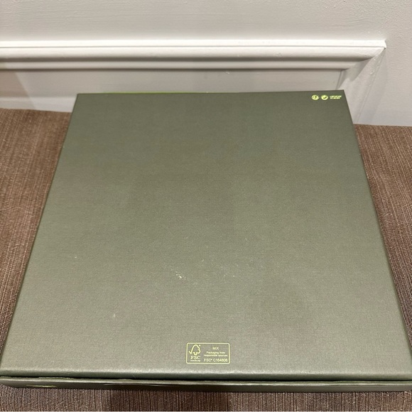 Authentic Longchamp gift box for scarf with matching gift bag and ribbon - Picture 5 of 9